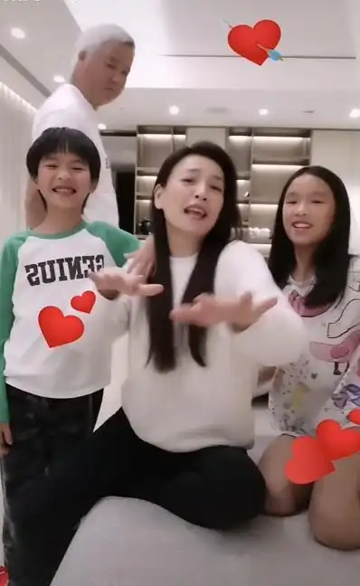 张庭一家四口录视频,女儿脸蛋似父亲,儿子颜值很随妈