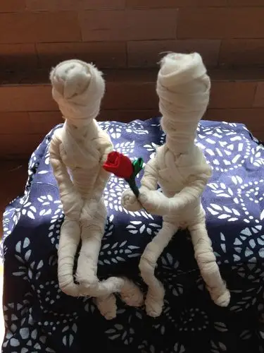 自己做的木乃伊娃娃,里面是电线(铝芯)做骨架,然后用纱布或者胚布撕成