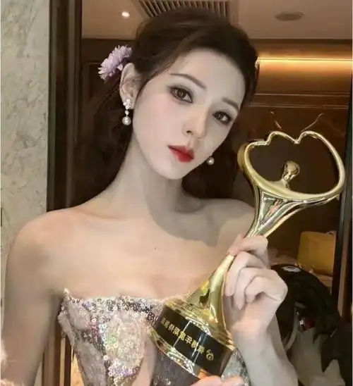 张予曦:王思聪前女友,被质疑整容,如今成功转型参加浪姐人气飙升(2)