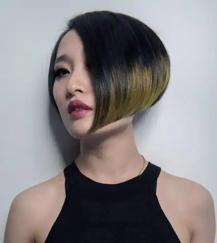 2018流行不对称短发