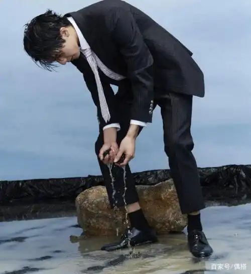 宋威龙拍封面新造型!穿迷彩服,演绎不同的时尚,网友:爱护环境