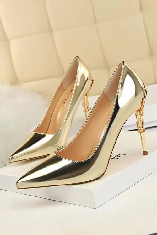 金色高跟鞋