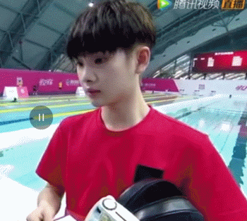 赵让一把抓住操心的刘也, "采访!他在采访!" 打扰了哈哈哈