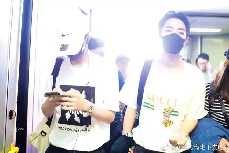 肖战 王一博第一次双人机场