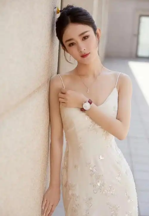 不愧是赵丽颖!久违公开亮相现场全是人,穿白裙气质优雅太美了