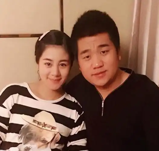 嫁给富商3年连生2胎后,丈夫被判14年,毕畅如今过得还好吗?