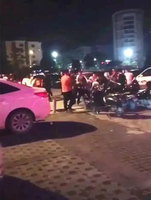震惊玉林这群人在某酒吧打群架直接干到街上