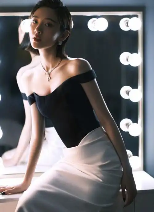 唐艺昕当妈后愈发成熟,穿花苞裙秀花瓶身材,不见当年的少女感