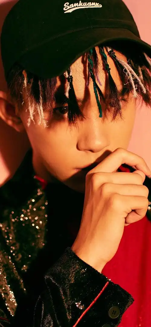 易烊千玺帅气手机壁纸图片