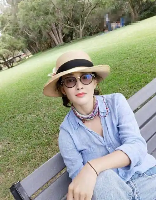 原创44岁牛莉近照曝光穿衬衣留条缝少扣两颗扣子老公还是隐形富豪