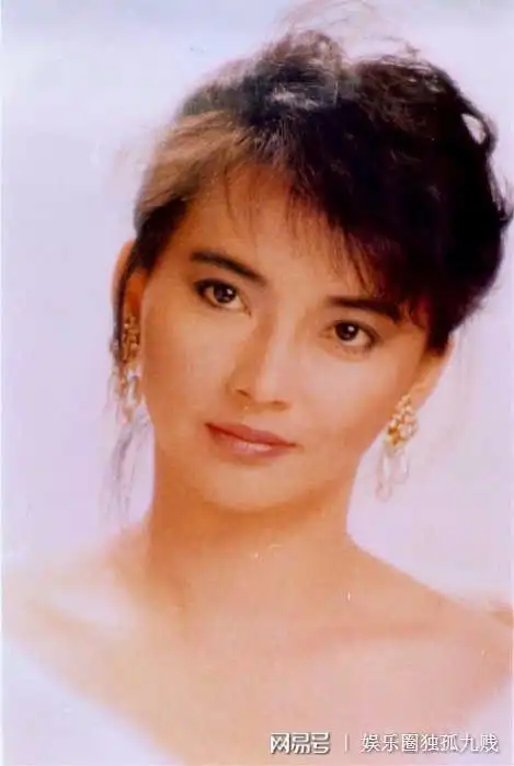 1998年,与前香港民政事务局局长何志平结婚,婚后息影1994年到内地出演