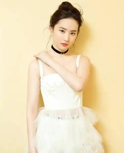 刘亦菲将吊带裙带火了,看着好清凉,妩媚还动人_造型_显得_连衣裙