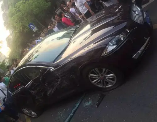 厦门一豪车挡路被路虎司机撞开孽豹