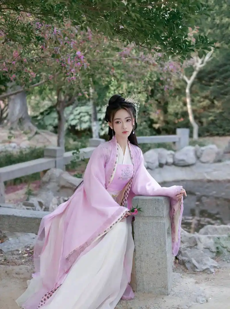 吴谨言粉红汉服游玩照