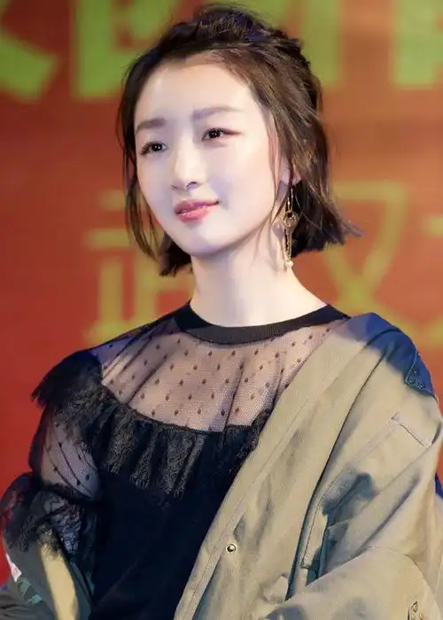 31岁周冬雨展现成熟魅力平板身材性感吸睛