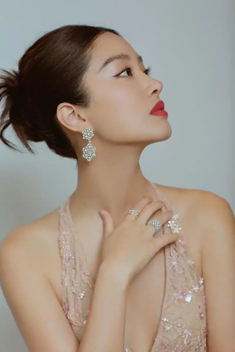 美女图——中国内地性感女星杨采钰