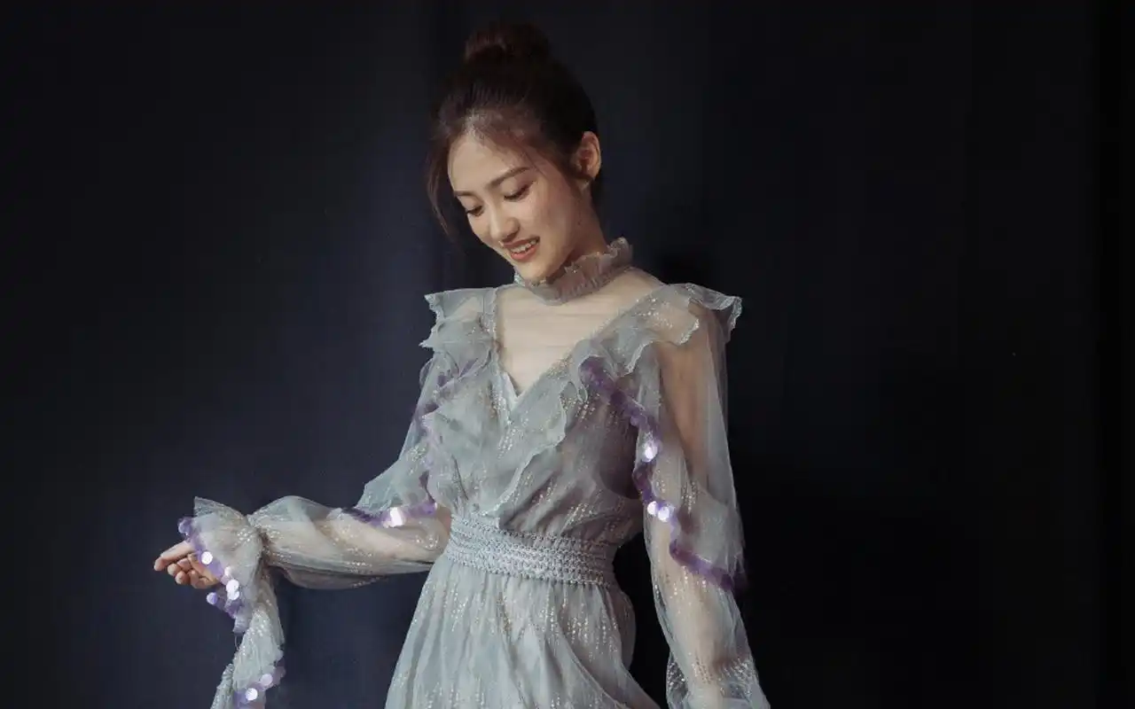 汤梦佳清新甜美写真图片桌面壁纸