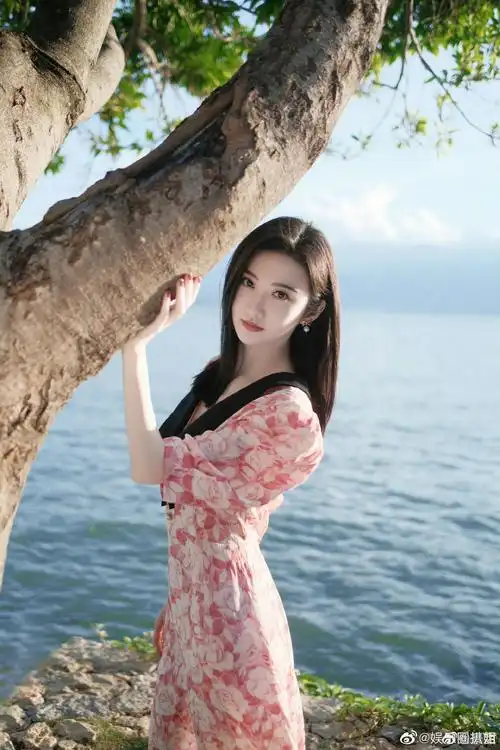 刚刚,景甜分享了一组初秋写真,照片中的景甜身穿粉色花纹长裙