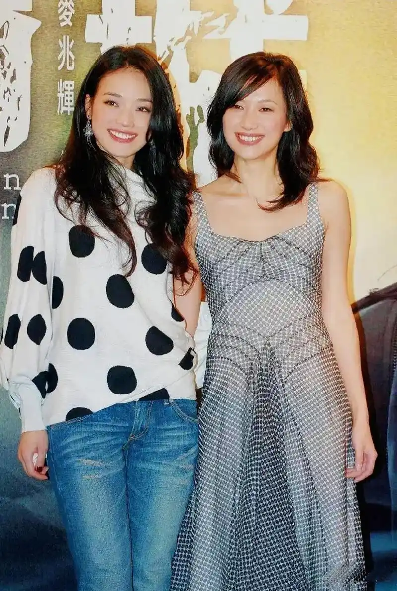 74年的徐静蕾和76年的舒淇曾经同台合影,两人年龄相仿,身高也差不多