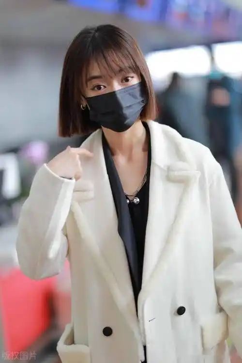 街拍吴谨言穿黑白look配短发造型清新知性十足