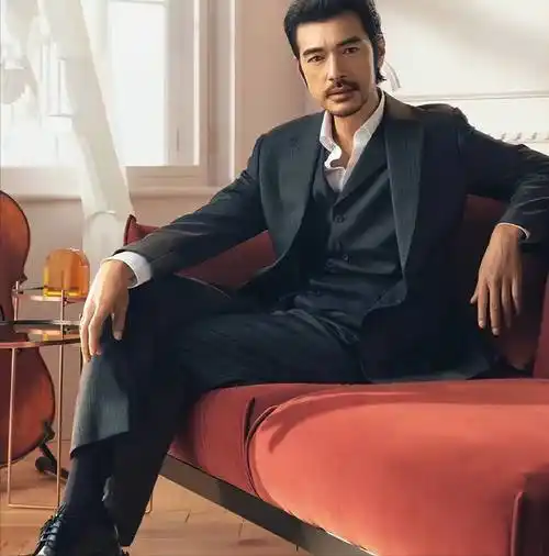 金城武近照曝光留胡子亮相杂志封面男神魅力依旧