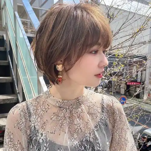 今年流行"四好"层次短发,立体蓬松很精致,适合大多数女性|发型|减龄