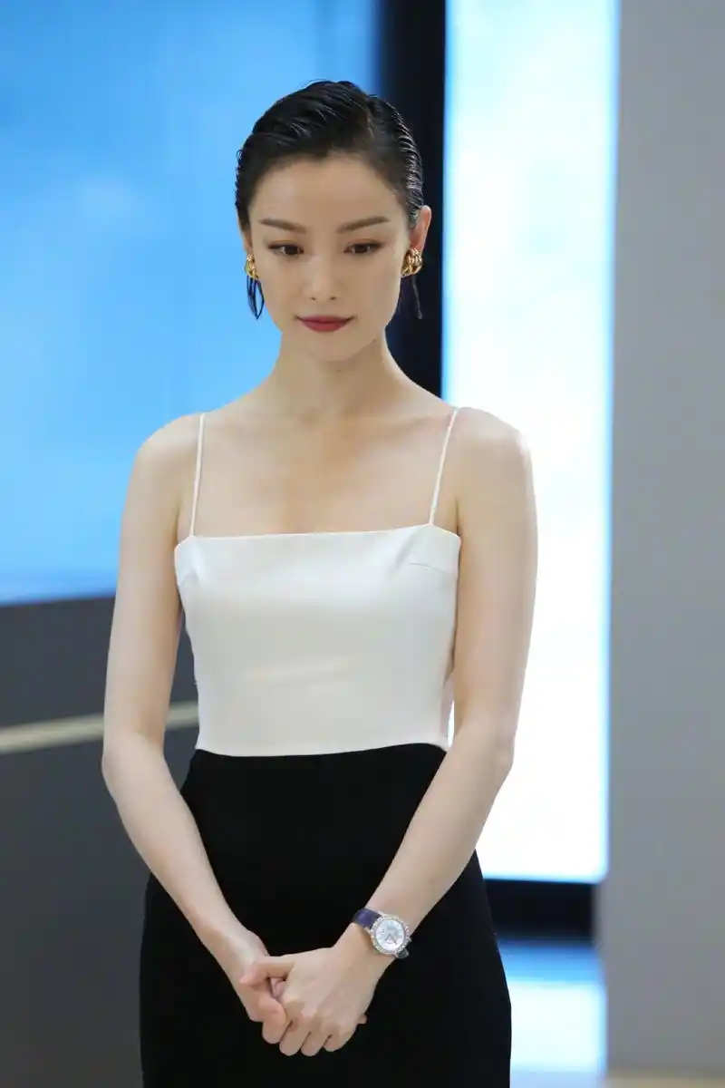 倪妮黑白调礼服,优雅大气又干练飒爽