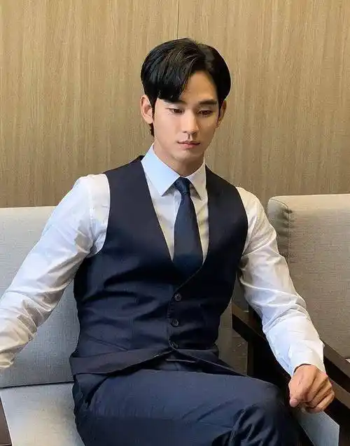 金秀贤近况曝光,他今年35岁,拥有8块腹肌,网友:生二胎了,他还不老?