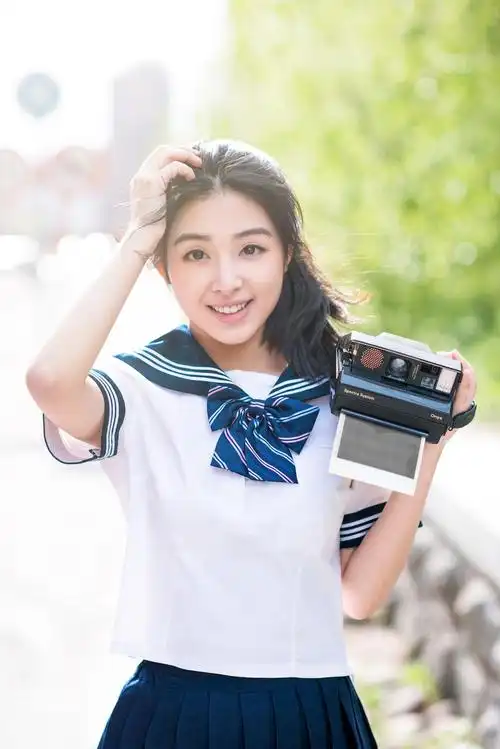 张含韵登杂志封面 再穿校服致青春