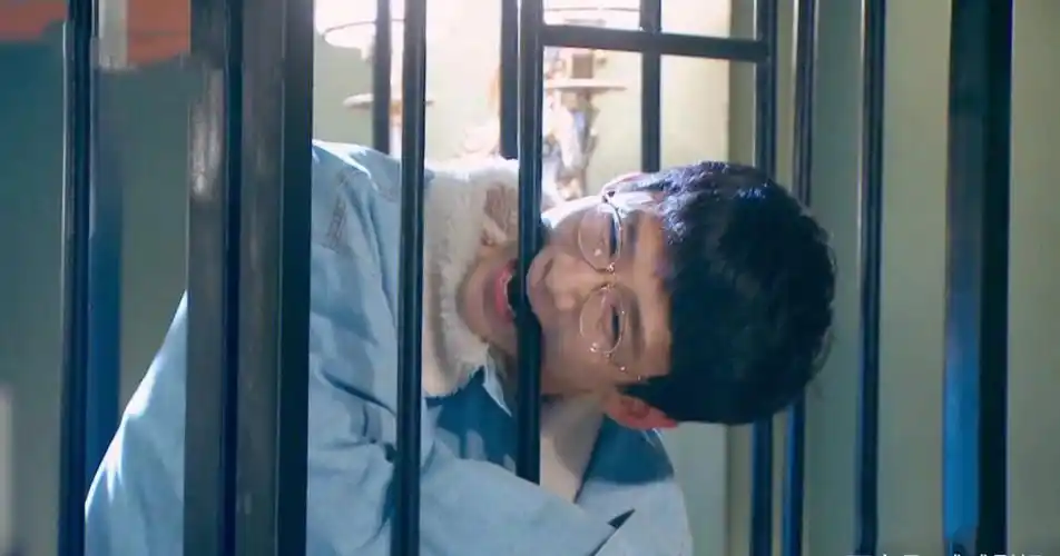 白敬亭明星大侦探  看看那些年被白白咬过的笼子