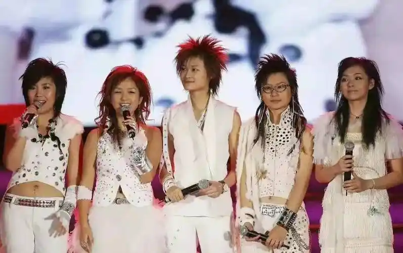 2004年,四川音乐学院搞了个校园歌手大赛,何洁报了名.