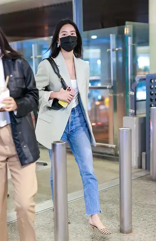 杨采钰也是人间富贵花日常穿西装配牛仔裤美得让人忘不掉