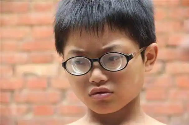 8岁孩子近视高达上千度,毁掉孩子视力并非手机,而是这种行为