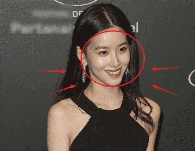 章泽天参加活动时的照片看到,她的状态似乎没有之前那么好了,脸上竟然