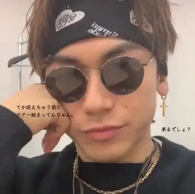 女生头像歪头笑