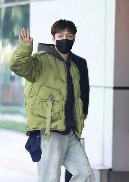 张艺兴的机场路透图