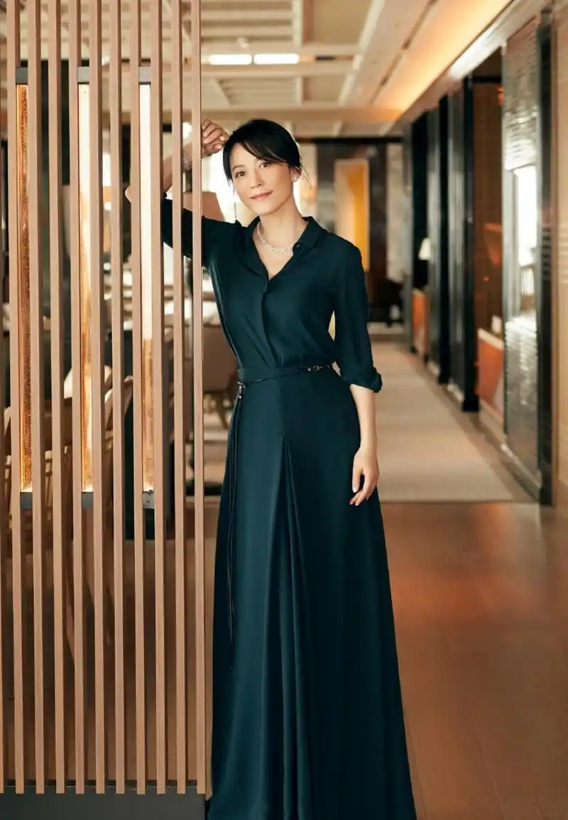 【俞飞鸿身着墨绿色长裙气质高贵优雅十足】近日,一组俞飞鸿的最新