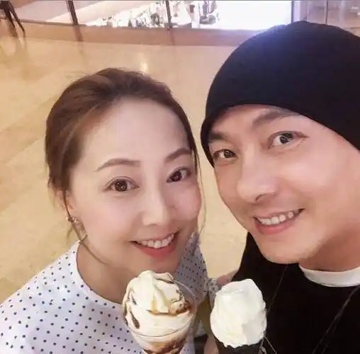 54岁张卫健晒照粉碎传言,结婚14年与小9岁老婆恩爱如初