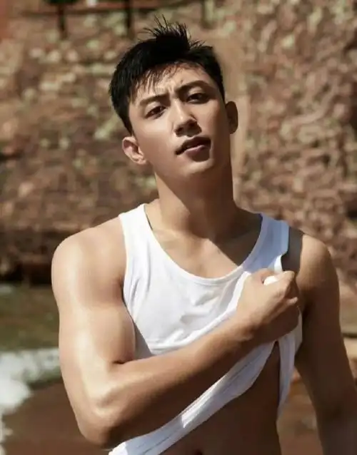 看看内娱男明星的顶级身材,宽肩,细腰,胸肌,腹肌,大长腿.