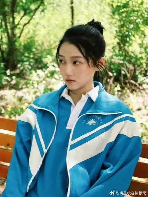 关晓彤#关晓彤在剧中的高中生造型,仿佛让我们看到了国内高中傻的