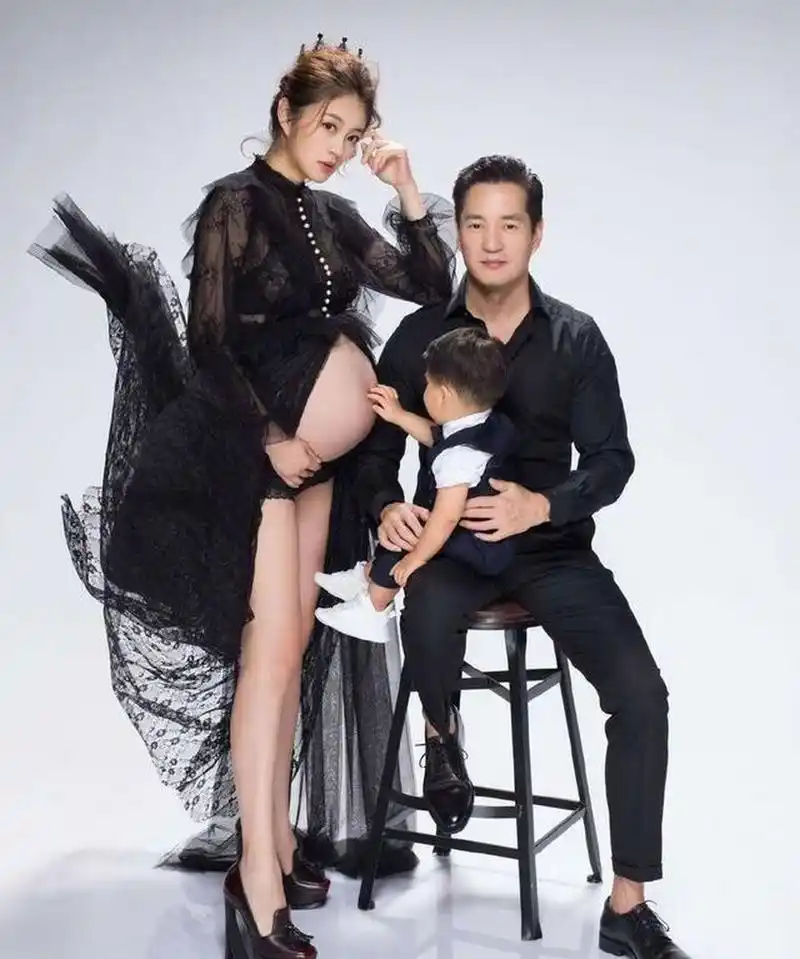 10月12日,安以轩在个人社交平台上晒出一组大肚照,称配文表示:万万没