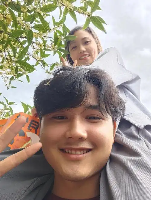 9499与0690#治愈系笑容 #合照 #情侣日常 - 抖音