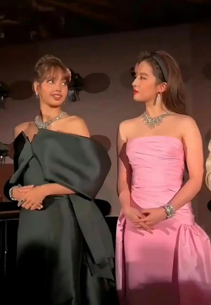 lisa和刘亦菲合照,你觉得谁赢了?#lisa# #刘亦菲