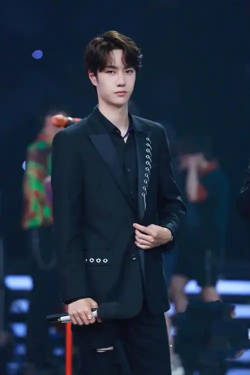 新晋小生王一博新造型真帅全白西装冷艳温柔私服百变魅力爆棚