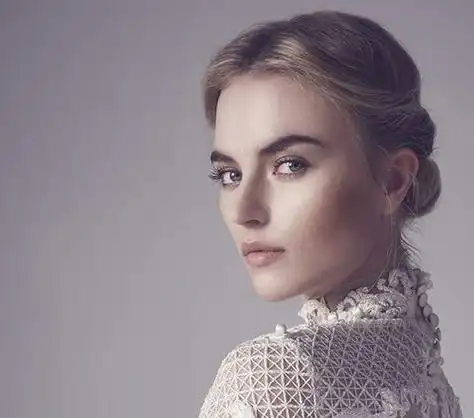 欧美新娘中分无刘海低盘发发型