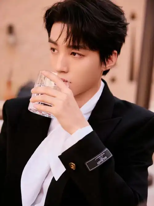 tfboys-王俊凯 作为中国推广大使亮相沙特ewc电竞世界杯开幕式,小凯一