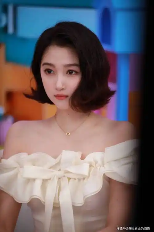 关晓彤今日直播造型,白色露肩花朵裙搭配外翘短发,青春靓丽,俏皮可爱!