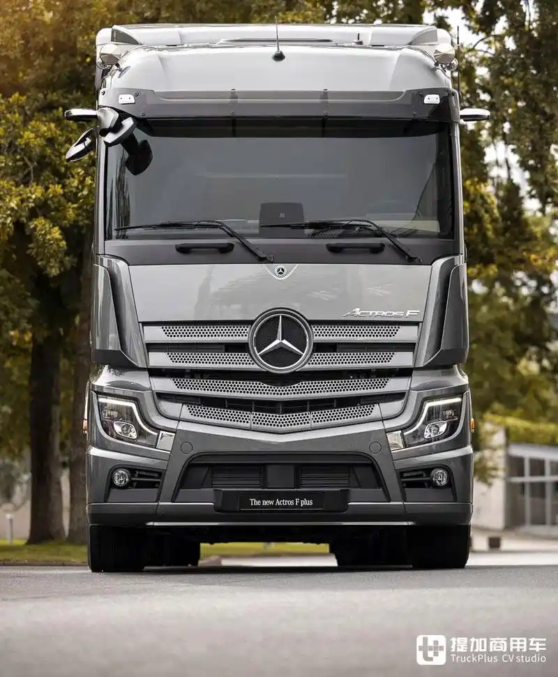 奔驰卡车的最新成员,actros f plus载货车实拍,plus在了哪里?