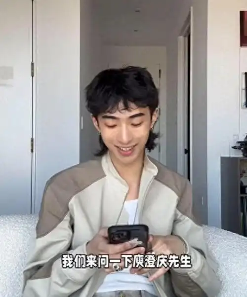 异母弟妹意外亮相22岁哈利与庾澄庆的生疏父子互动