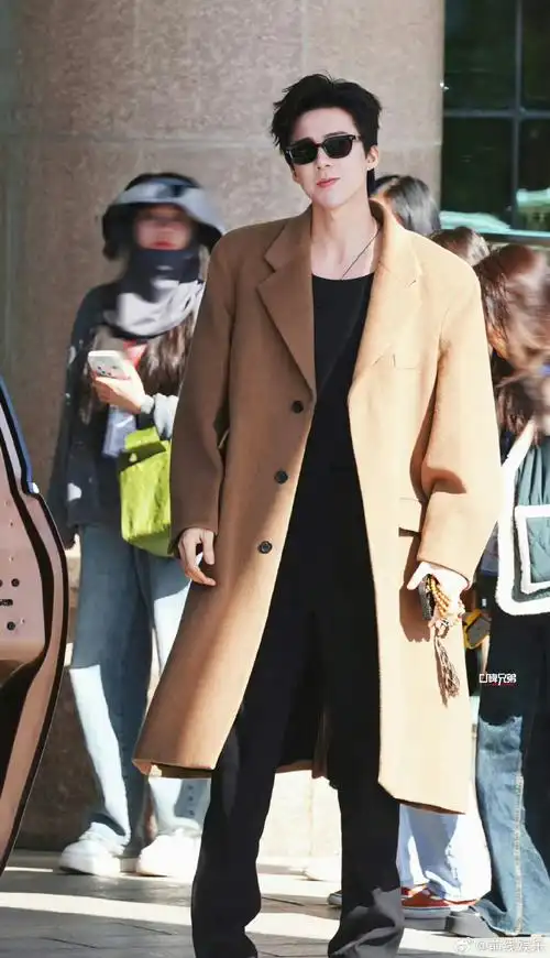 刘宇宁背影照##刘宇宁双开门宽肩